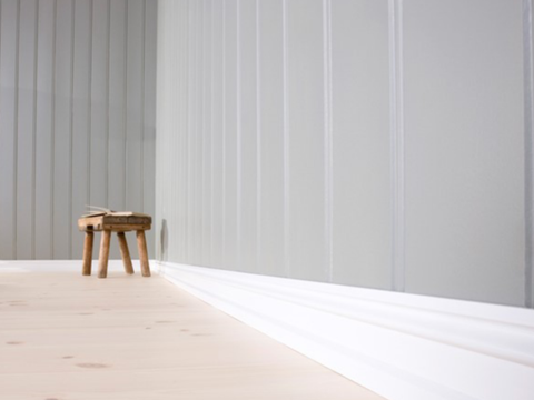 rom med gulvlister som er malt i hvitfarge rom med gulvlister som er malt i hvitfarge