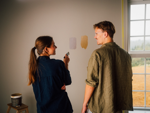 par som skal i gang med å male veggen par som skal i gang med å male veggen