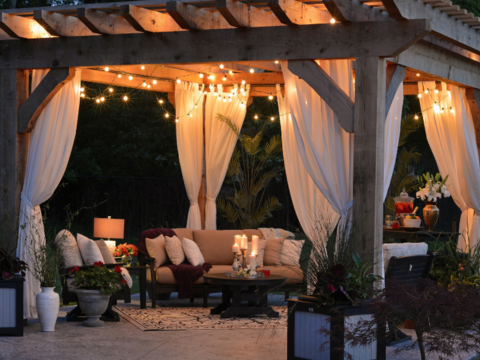 lyssatt pergola i hage på kveldstid lyssatt pergola i hage på kveldstid