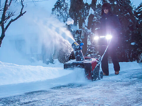 mann som er ute med snøfreser på vinterføre mann som er ute med snøfreser på vinterføre