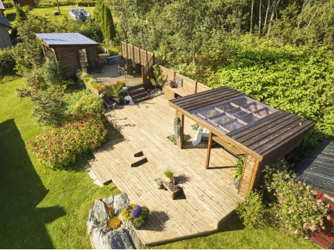 Hage med ulike soner av terrasse, pergola og grøntområder Hage med ulike soner av terrasse, pergola og grøntområder