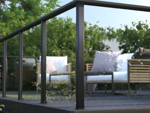 Opus glassrekkverk montert på markterrasse Opus glassrekkverk montert på markterrasse